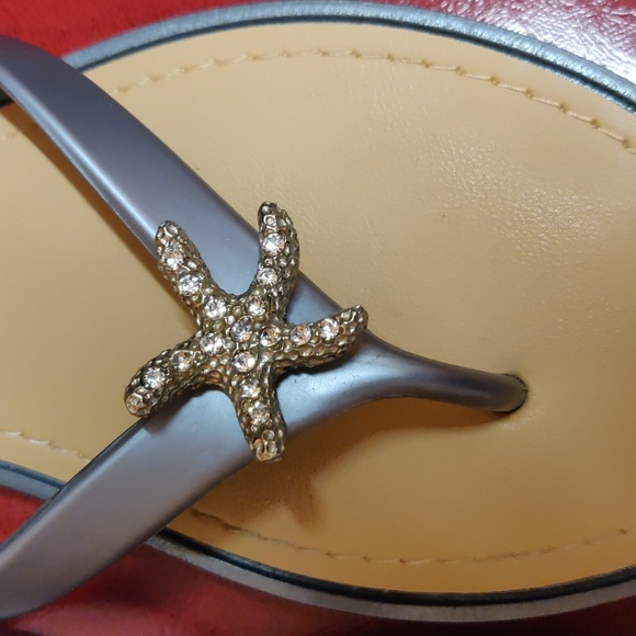 Silver/Gray Joe Boxer Thong Sandals Adorned with a Rhinestone Starfish - Picture 2 of 5